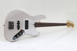 Read more about the article Dukas J fretless bass for Chris