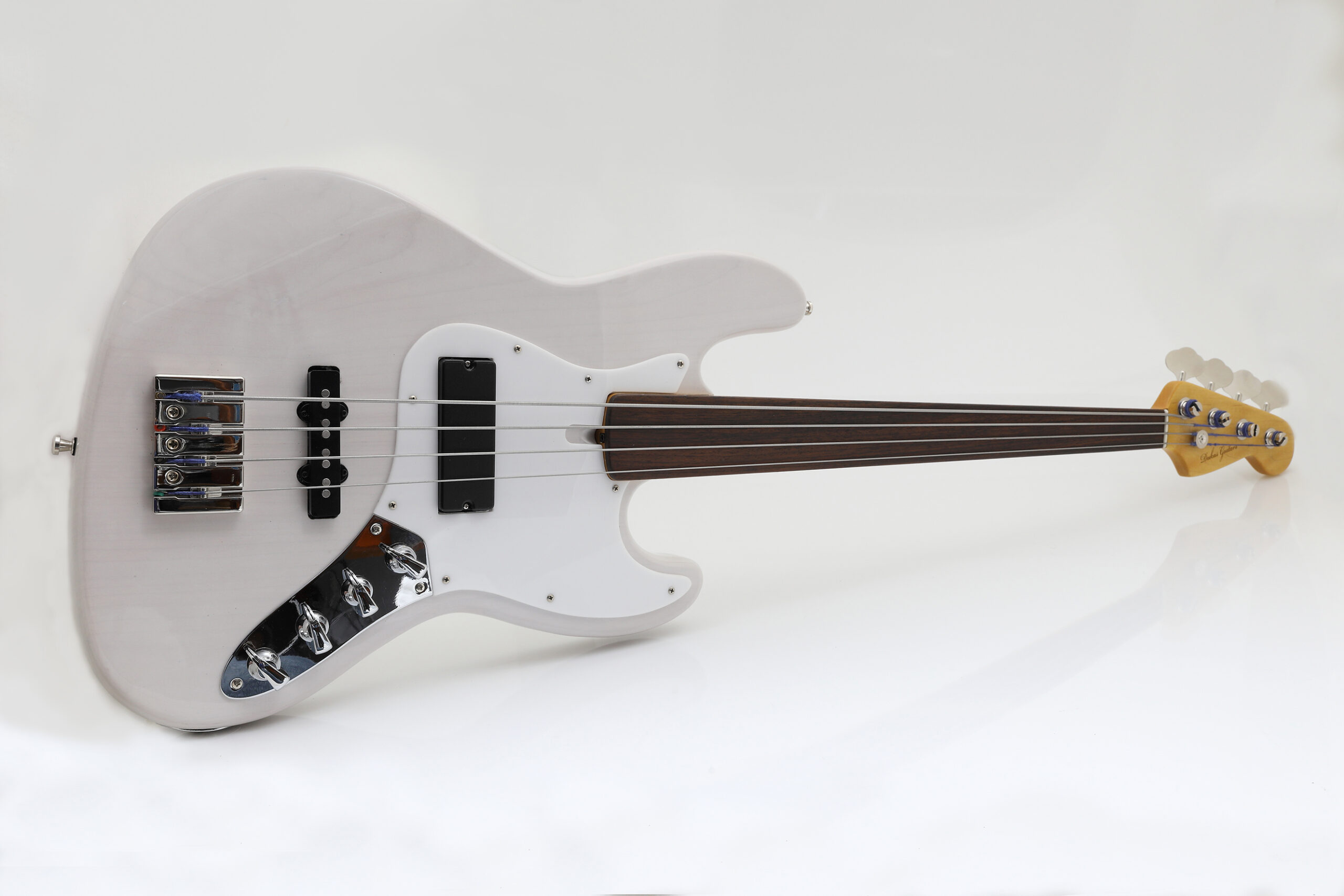 You are currently viewing Dukas J fretless bass for Chris