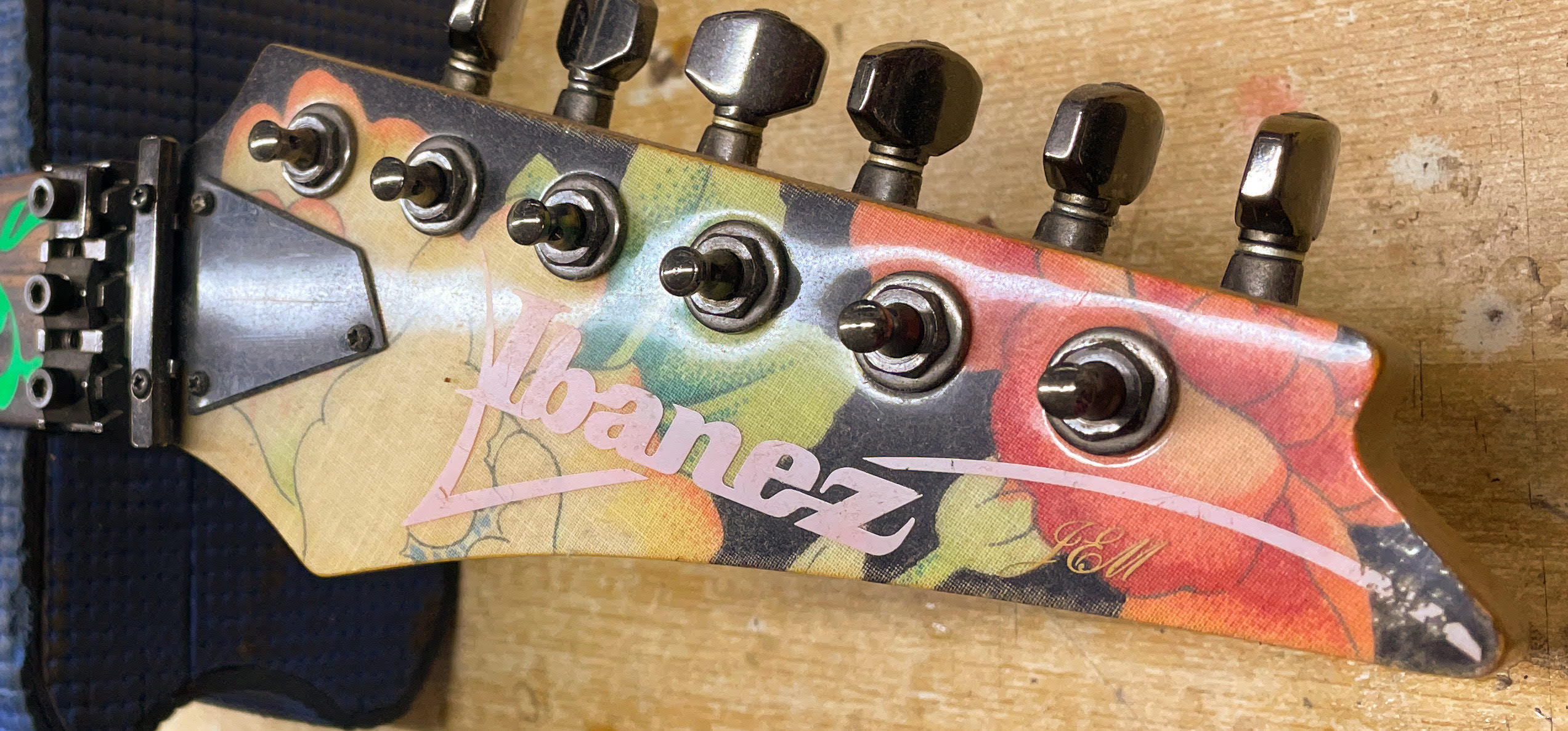 Read more about the article Ibanez Steve Vai JEM 77 Floral